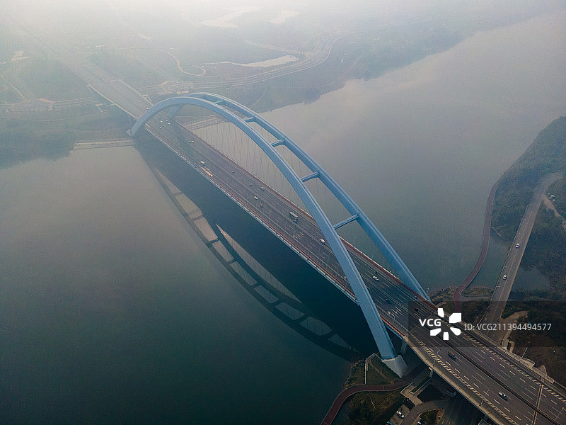 航拍云雾缭绕的大桥-柳州官塘大桥图片素材