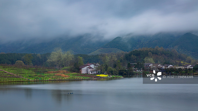 湖光山色中的汉中陈村油菜花图片素材