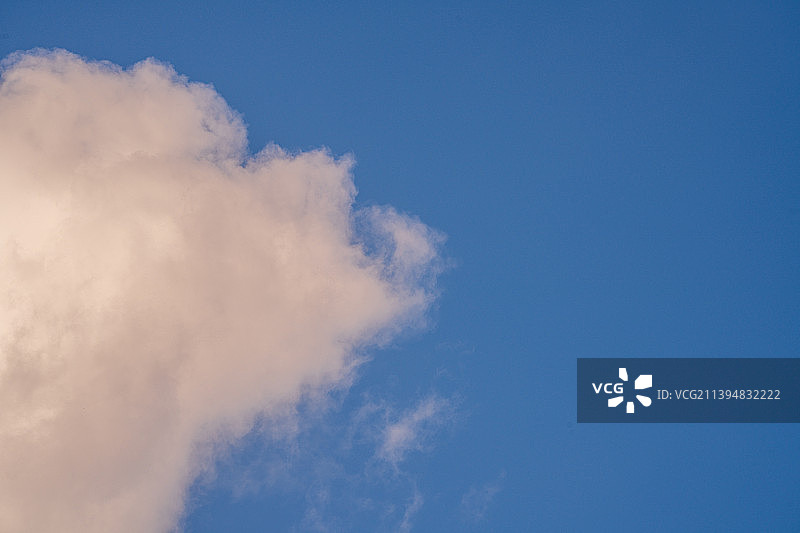 长焦镜头，蓝天白云背景图片素材