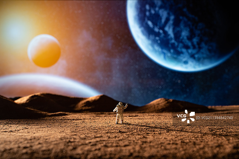 宇航员在月球漫步图片素材