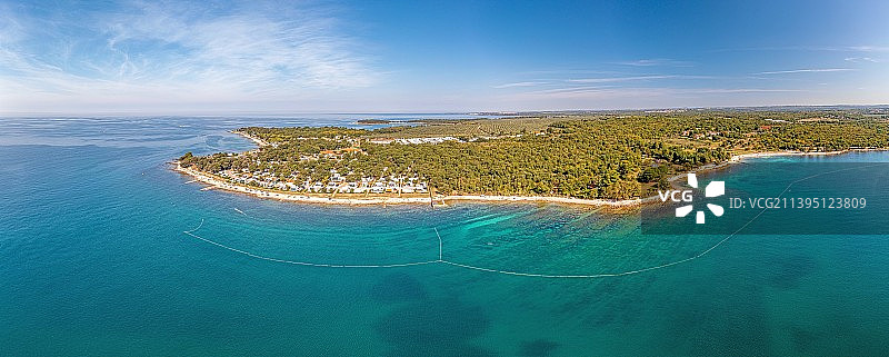 Porec附近伊斯特里亚亚得里亚海海岸的无人机全景图图片素材