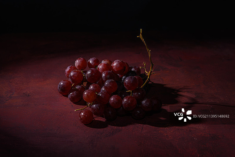 餐桌上红葡萄的特写图片素材