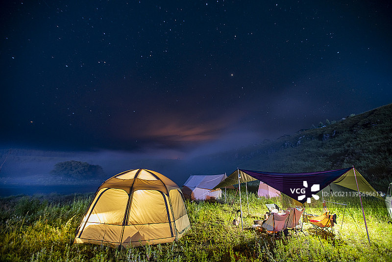 内蒙古自治区兴安盟阿尔山市阿尔山国家森林公园户外露营营地夜晚星空风光图片素材