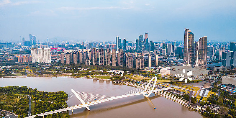 中国江苏南京南京眼大桥和保利大剧院城市天际线航拍黄昏风光图片素材