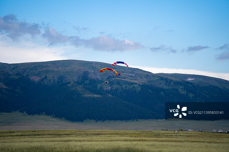 赛里木湖滑翔伞飞行图片素材