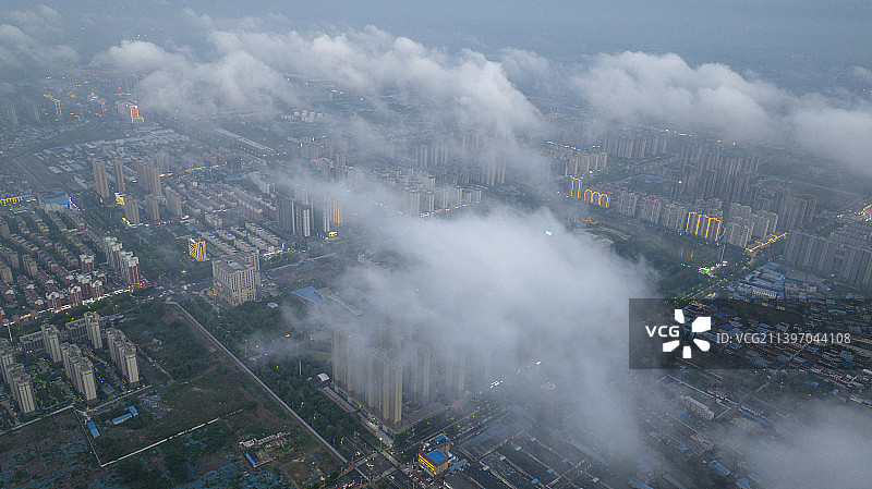 航拍视角下的商务区平流雾图片素材