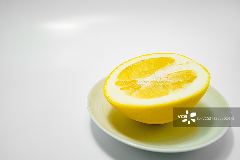 桌子上盘子里柠檬片的特写图片素材