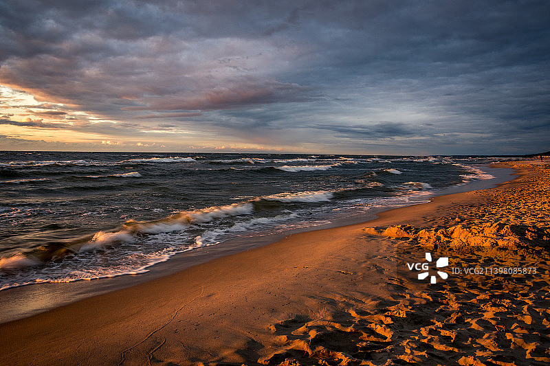 日落时海滩对着天空的风景图片素材