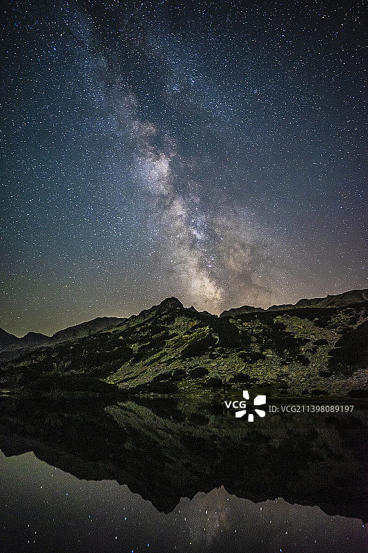 保加利亚，皮林国家公园，夜晚湖对着天空的风景图片素材