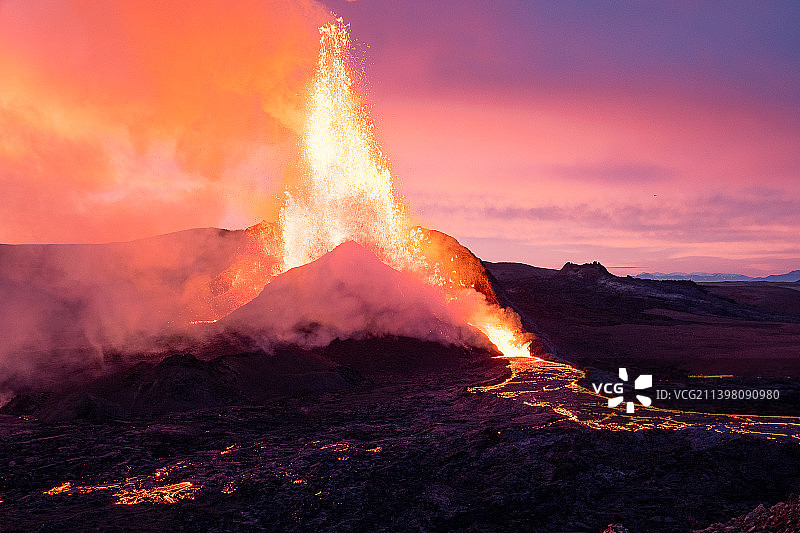 冰岛，日落时火山口映衬天空的风景图片素材