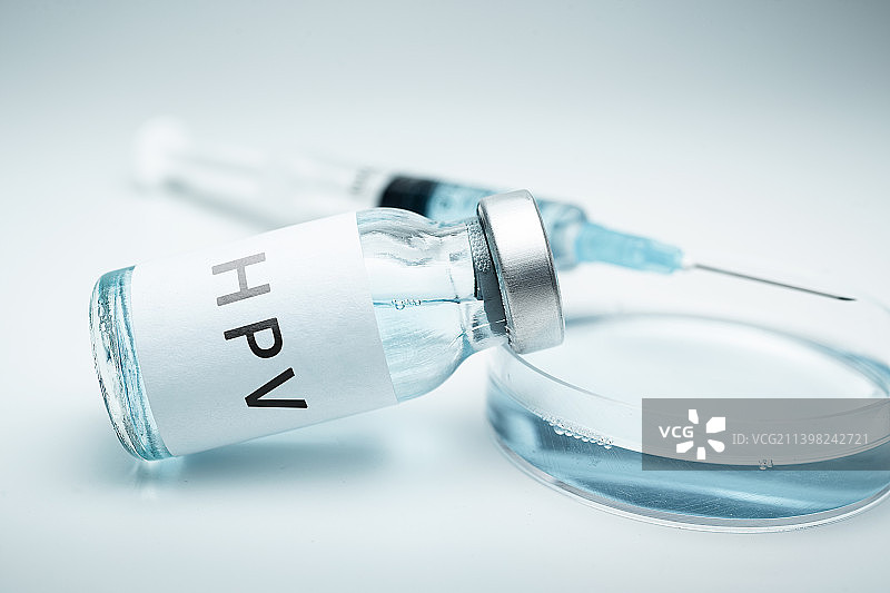 蓝色背景中的hpv疫苗瓶图片素材