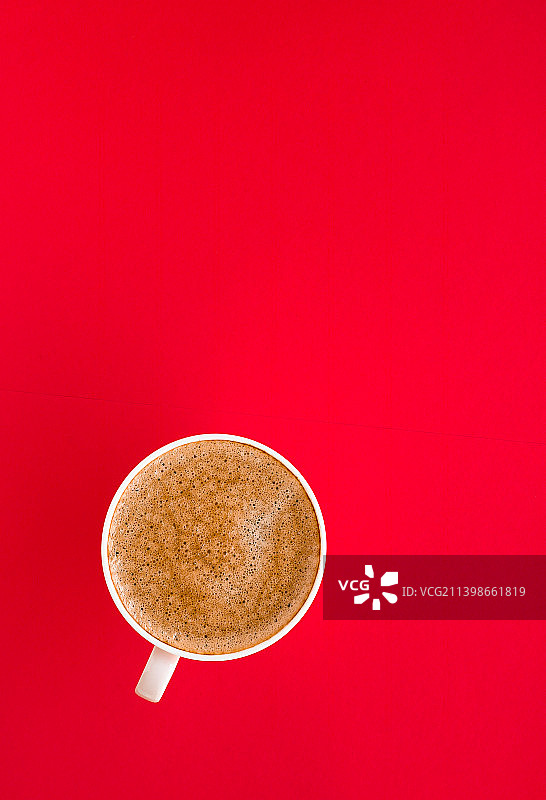 正上方的镜头咖啡杯在红色的背景图片素材