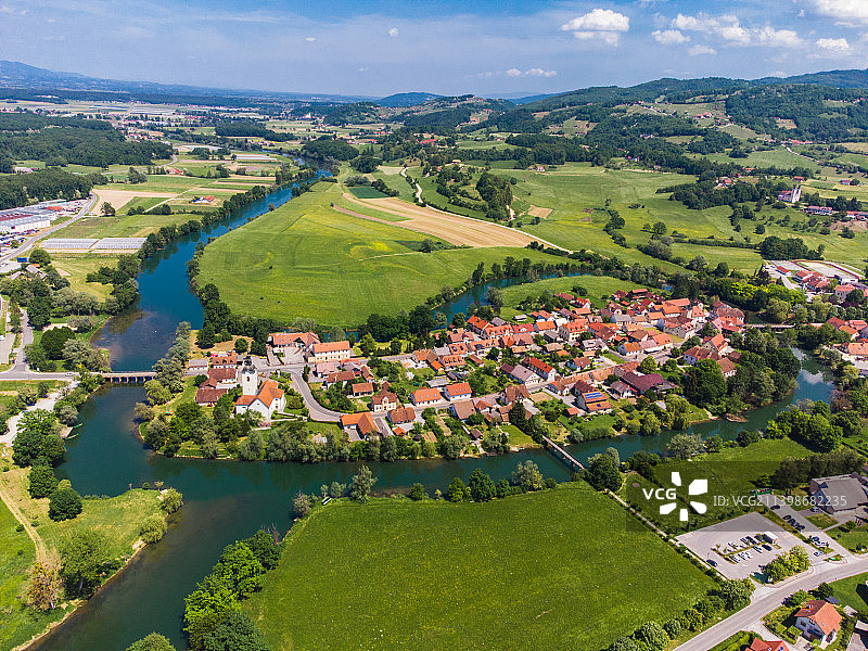 斯科坦耶维察卡基(Skotanjevica Kaki)这座中世纪小镇被斯洛文尼亚的卡河(Kka River)环绕图片素材