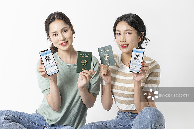 准备夏季旅行概念系列_韩国美丽的亚洲年轻女性的移动护照图片素材