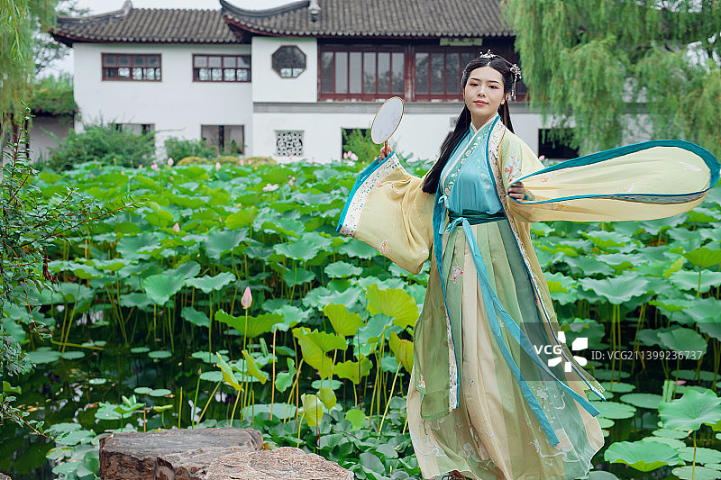 一个古典美人在中式园林中翩翩起舞图片素材