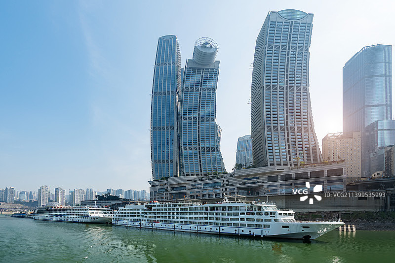 长江游轮和重庆城市天际线图片素材