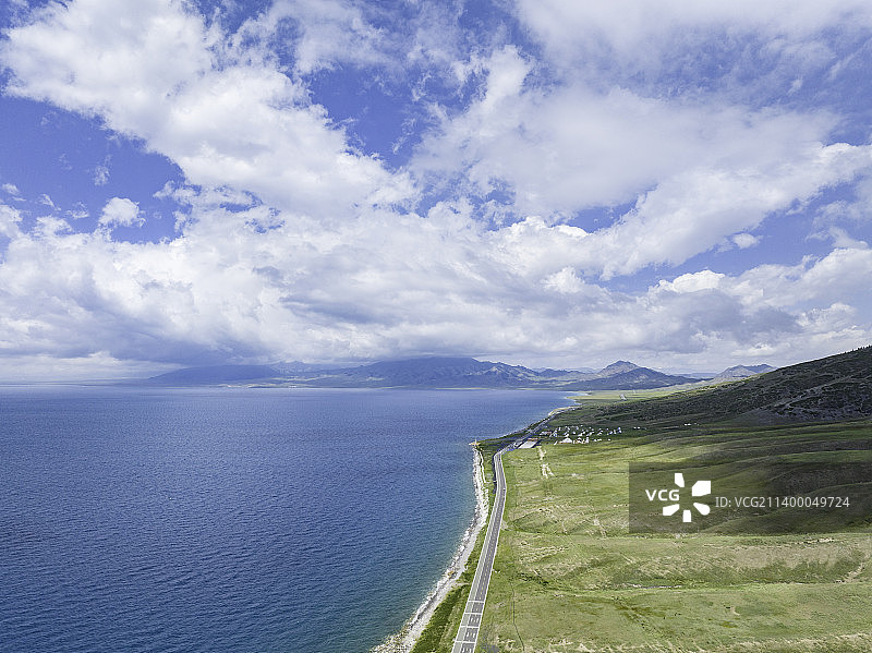 航拍新疆赛里木湖风景图片素材