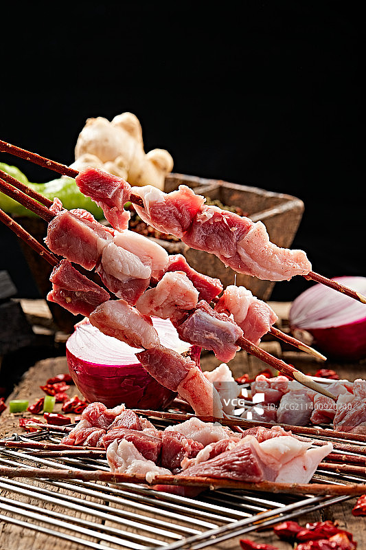 生鲜羊肉穿制的新疆红柳枝羊肉串图片素材