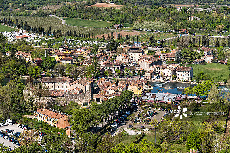 鸟瞰Borghetto sul Mincio，意大利最美丽的村庄之一，威尼托地区，Via Andrea Mantegna，意大利图片素材