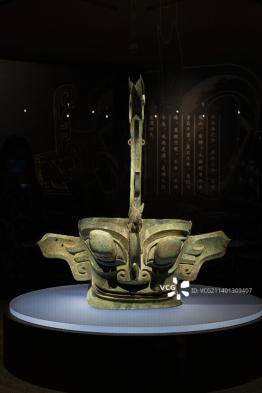 三星堆博物馆青铜戴冠纵目面具图片素材