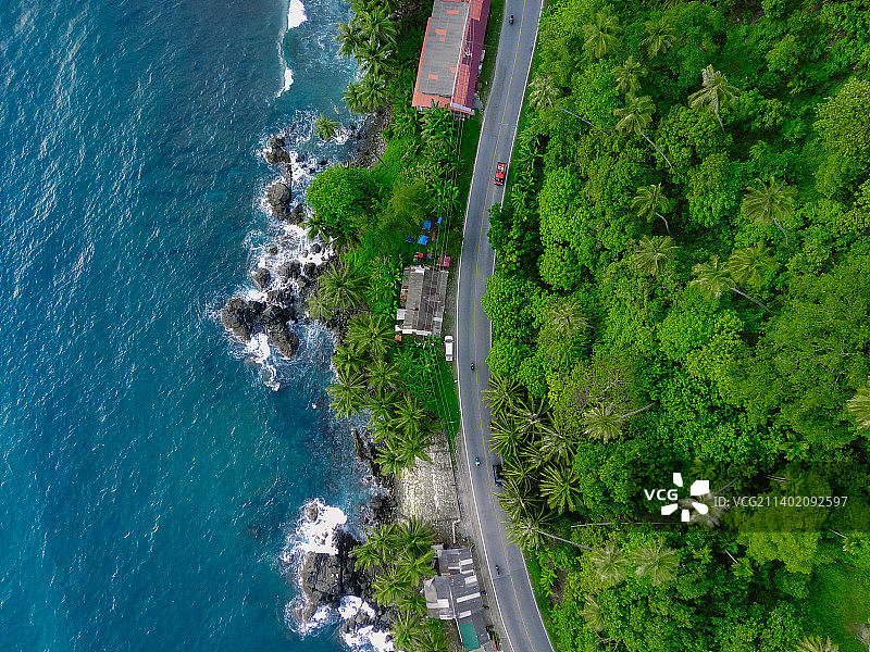印尼塔帕克团海上道路的鸟瞰图图片素材