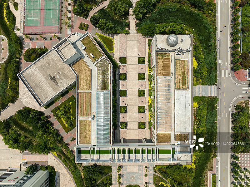 中国山东省聊城第一中学新校区科学艺术综合楼航拍，楼顶的菜园图片素材