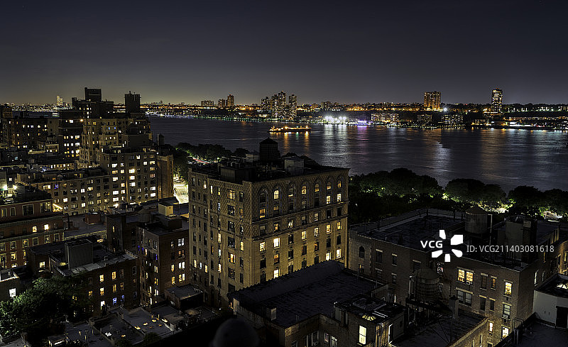 夜晚，美国纽约市，河边与天空的高角度照明建筑图片素材