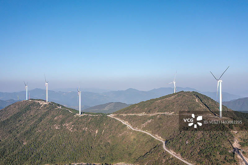 浙江高山上的风力发电机图片素材