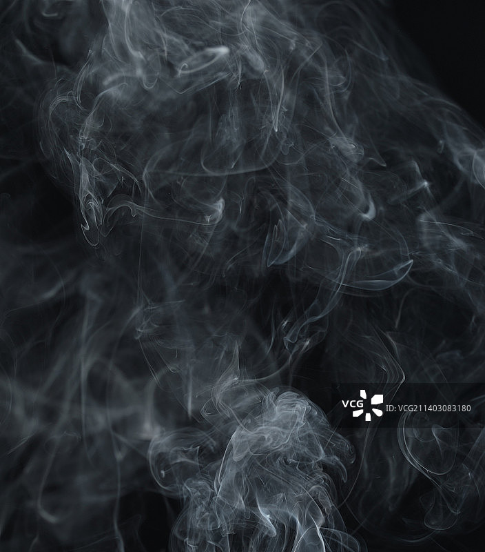 黑色背景下的烟雾特写，芬兰图片素材
