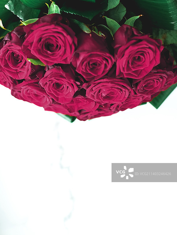 奢华的酒红色玫瑰花束在大理石背景上，漂亮图片素材