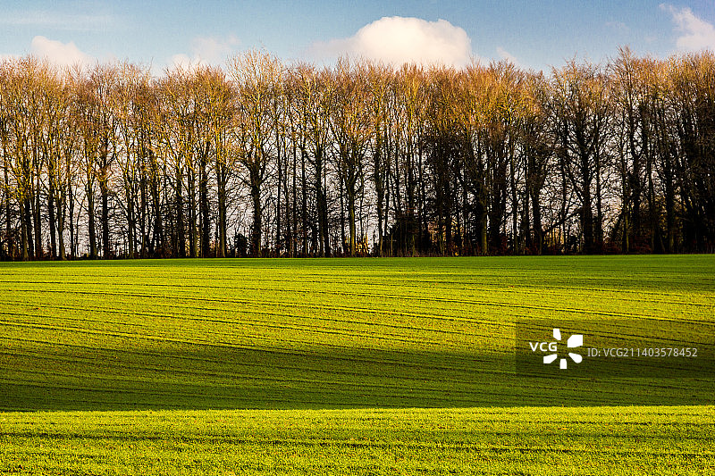 英国奇平诺顿的大罗瑞特，天空映衬的田野风景图片素材