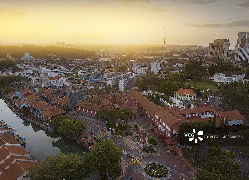 马六甲市的鸟瞰图日出时的马六甲市，马来西亚，由于ISO高，出现轻微噪音图片素材