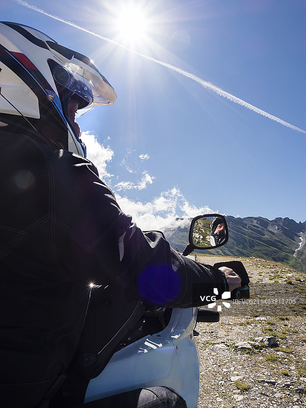 瑞士阿尔卑斯山的冒险摩托车骑手图片素材