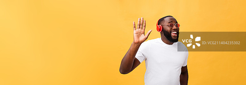 年轻的非洲裔美国人戴着耳机，享受着音乐图片素材