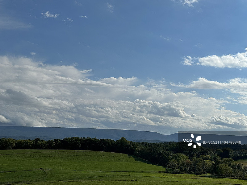 天空下的田野风景，春天乡，宾夕法尼亚州，美国图片素材