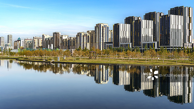 哈萨克斯坦，湖面上的建筑与天空相映成趣图片素材