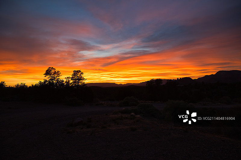 美国亚利桑那州塞多纳，橙色天空映衬下的风景剪影图片素材