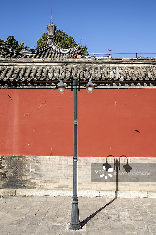 北京市海淀区万寿寺：灯杆、红墙、光影图片素材