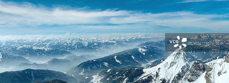 奥地利Hoher Dachstein，雪山映衬天空的风景图片素材