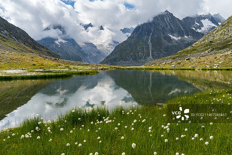 瑞士伯尔尼兹高地的湖和山的风景图片素材