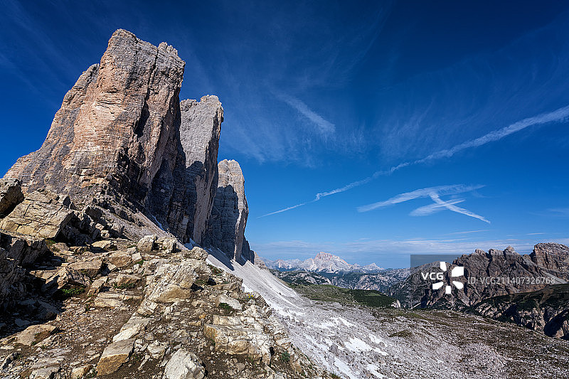 意大利威尼托的Auronzo di Cadore，天空下的低角度岩层视图图片素材