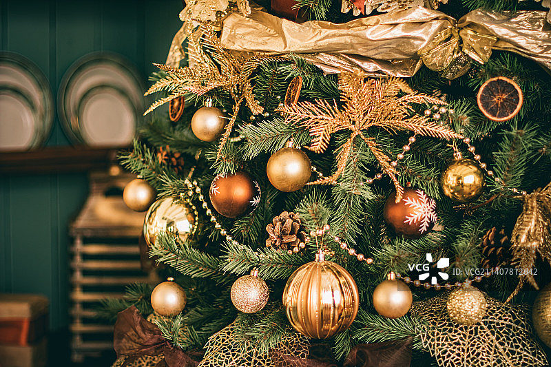 金色圣诞树的外观，乡村风格的装饰作为假期的家图片素材