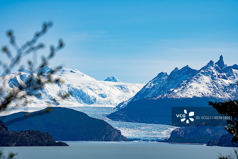 智利托雷斯·德尔·潘恩，蓝天下雪山的风景图片素材