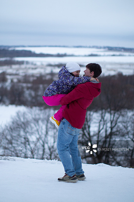 冬天的俄罗斯山顶上，母女俩图片素材