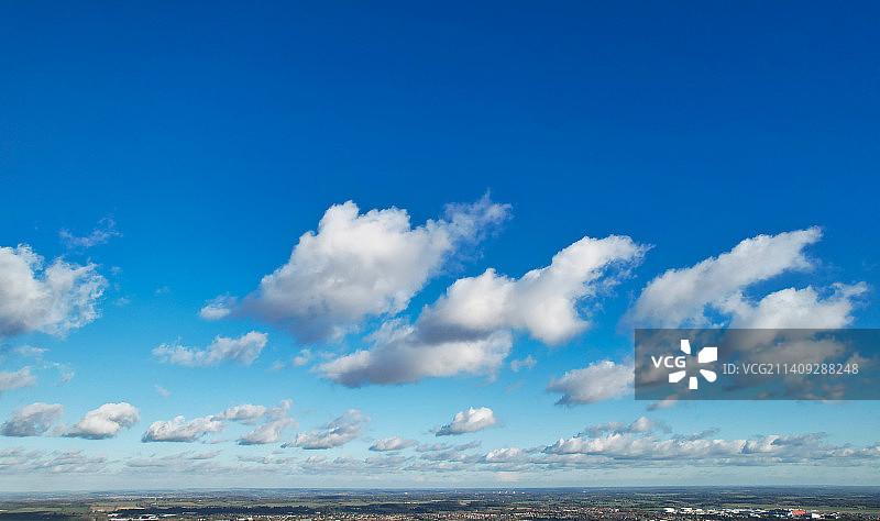 高角度镜头戏剧性的云和天空在城市，英国，英国图片素材