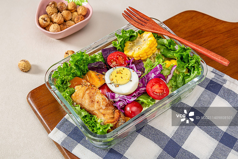 健康生活理念饮食方式：盘子里的低盐低油低卡轻食菜品图片素材
