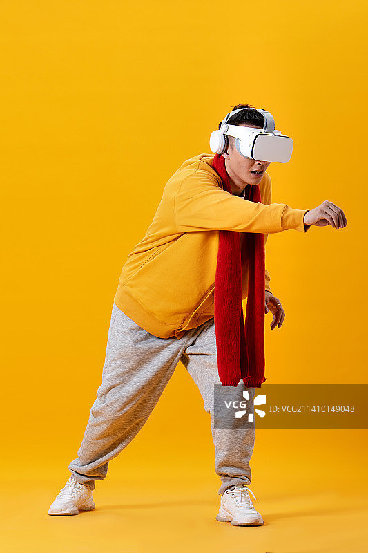玩VR的中青年男性图片素材
