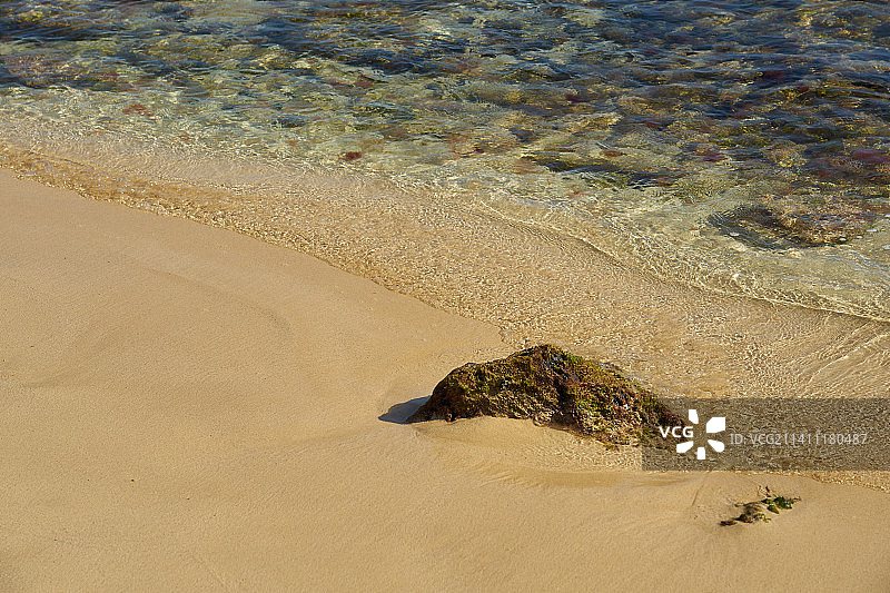 佛得角热带沙滩上的岩石和海浪图片素材