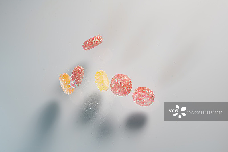 高级水果硬糖在白色背景上跳起来高速棚拍广告素材图片素材