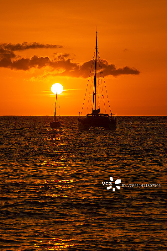 夕阳下，西班牙特内里费岛的圣克鲁斯特内里费岛，海上帆船的剪影图片素材